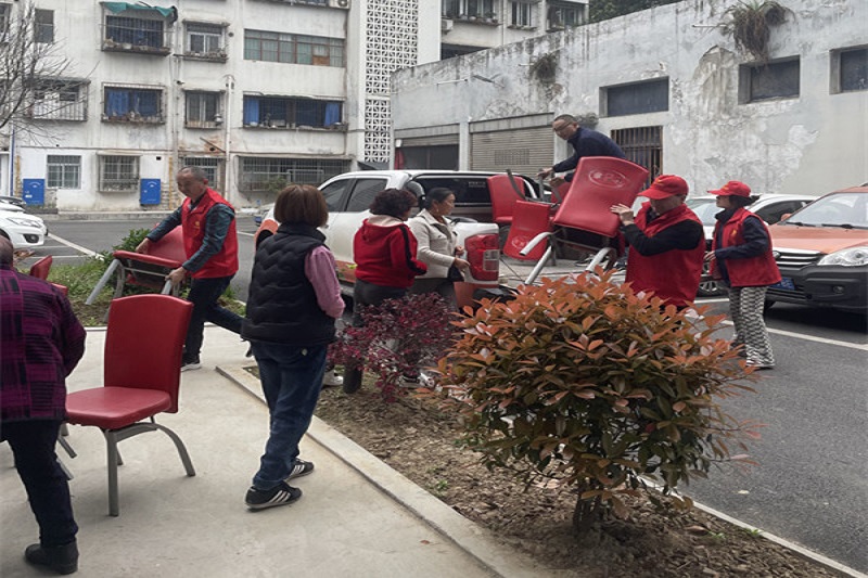我為群眾辦實事||黨建引領送溫暖,愛心座椅進社區